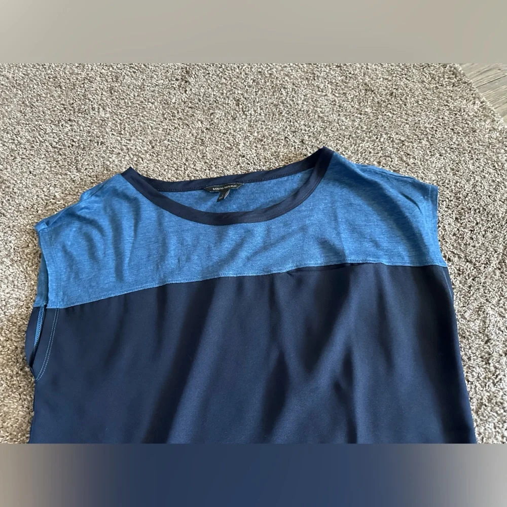 Banana Republic blue two tone sleeveless linen blouse front pocket small